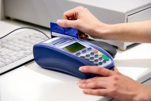 Cuidado con las tasas de interés al usar tarjetas de crédito en Día de la Madre