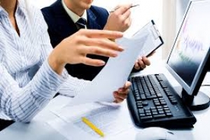 De acuerdo a la NIC 16, ¿cuáles son los tipos de baja en cuentas de activos fijos?